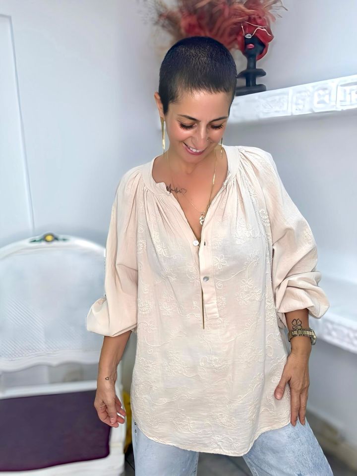 İŞLEMELİ PAMUKLU BLUZ