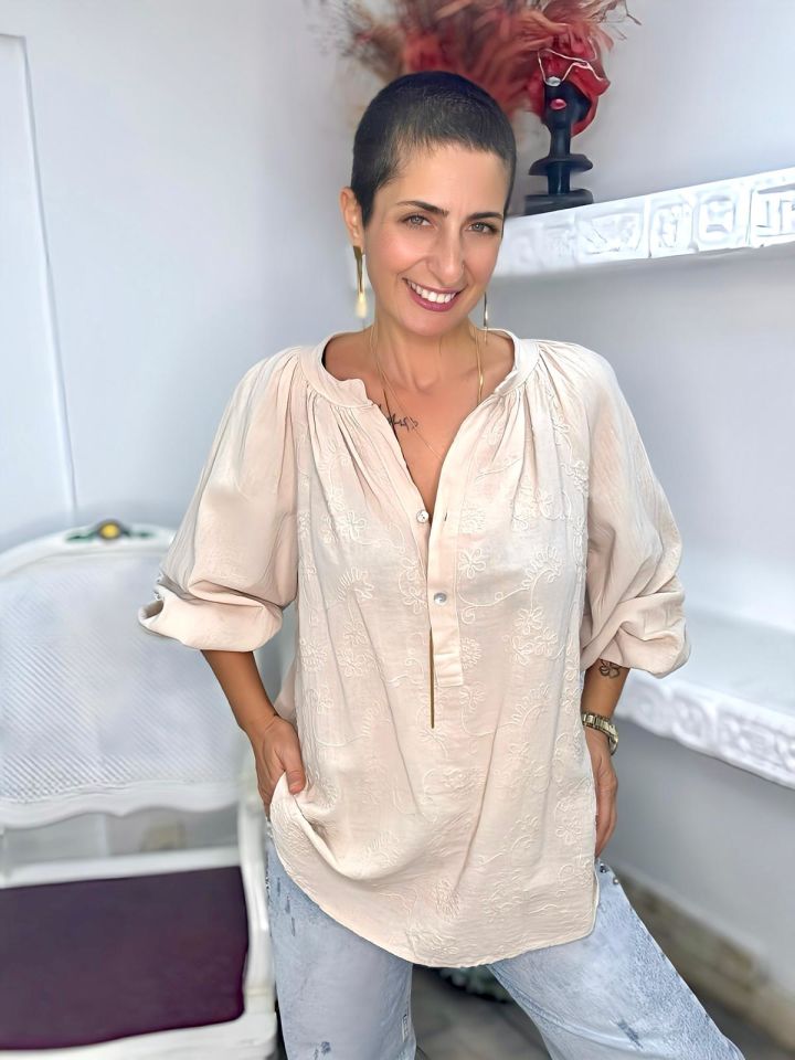 İŞLEMELİ PAMUKLU BLUZ